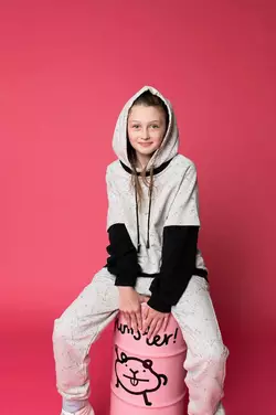 Сірий худі з чорними рукавами YI.02.09.002 Сірий худі з чорними рукавами YI.02.09.002